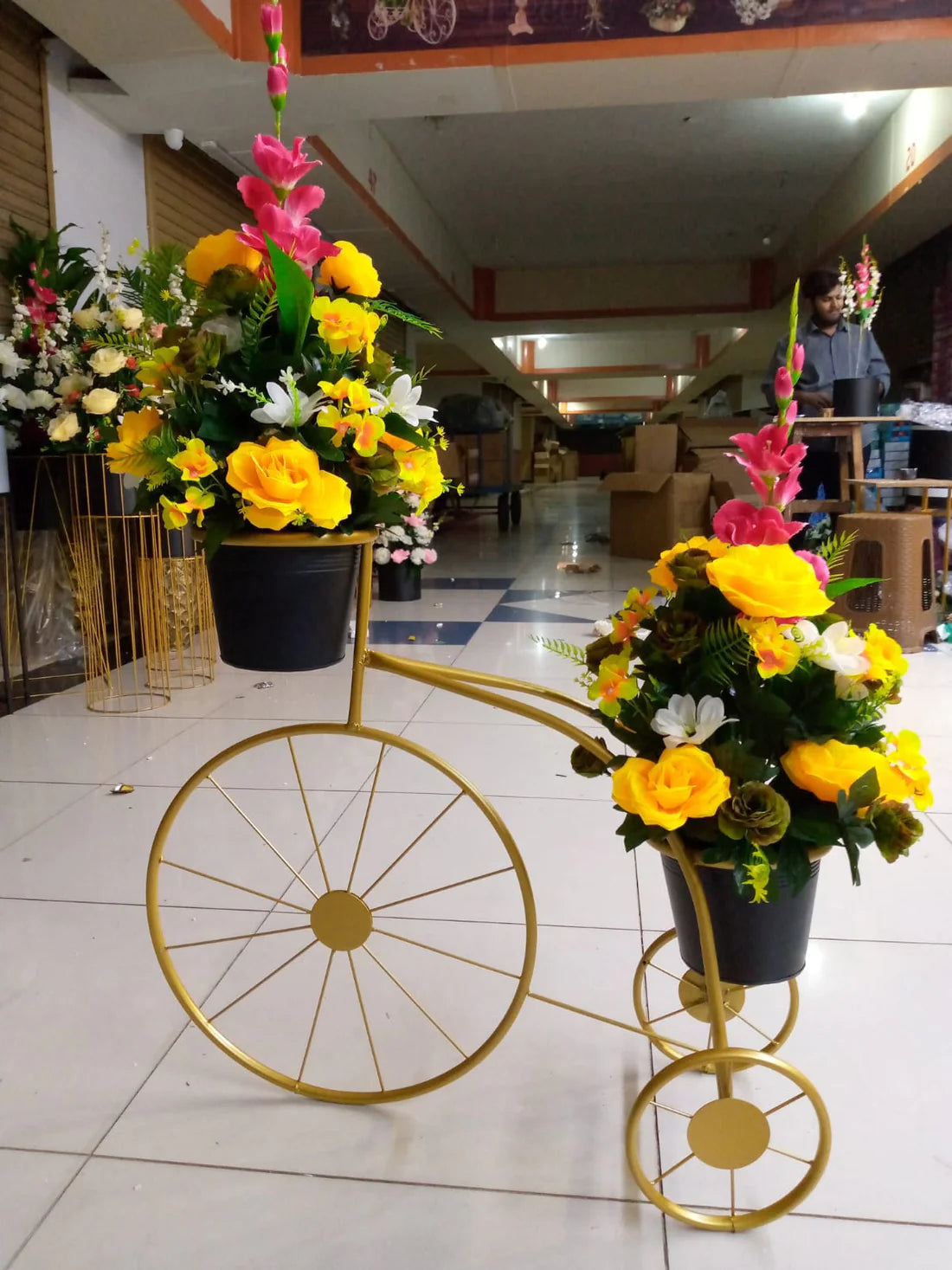 Electroplated Floor Cycle Stand Pot with Flower Arrangement