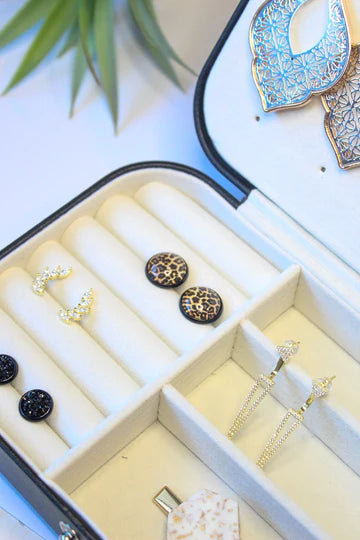 Jewelry box - black - with press stud for traveling